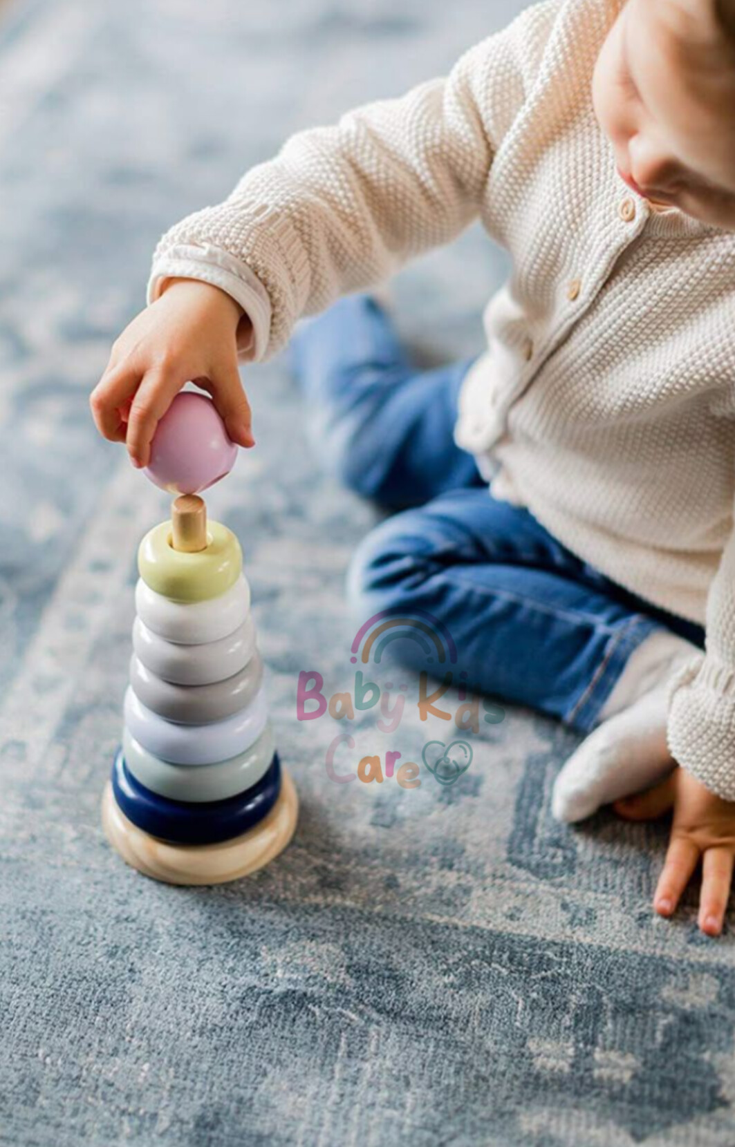 Niña jugando feliz con peluches, fomento del desarrollo infantil