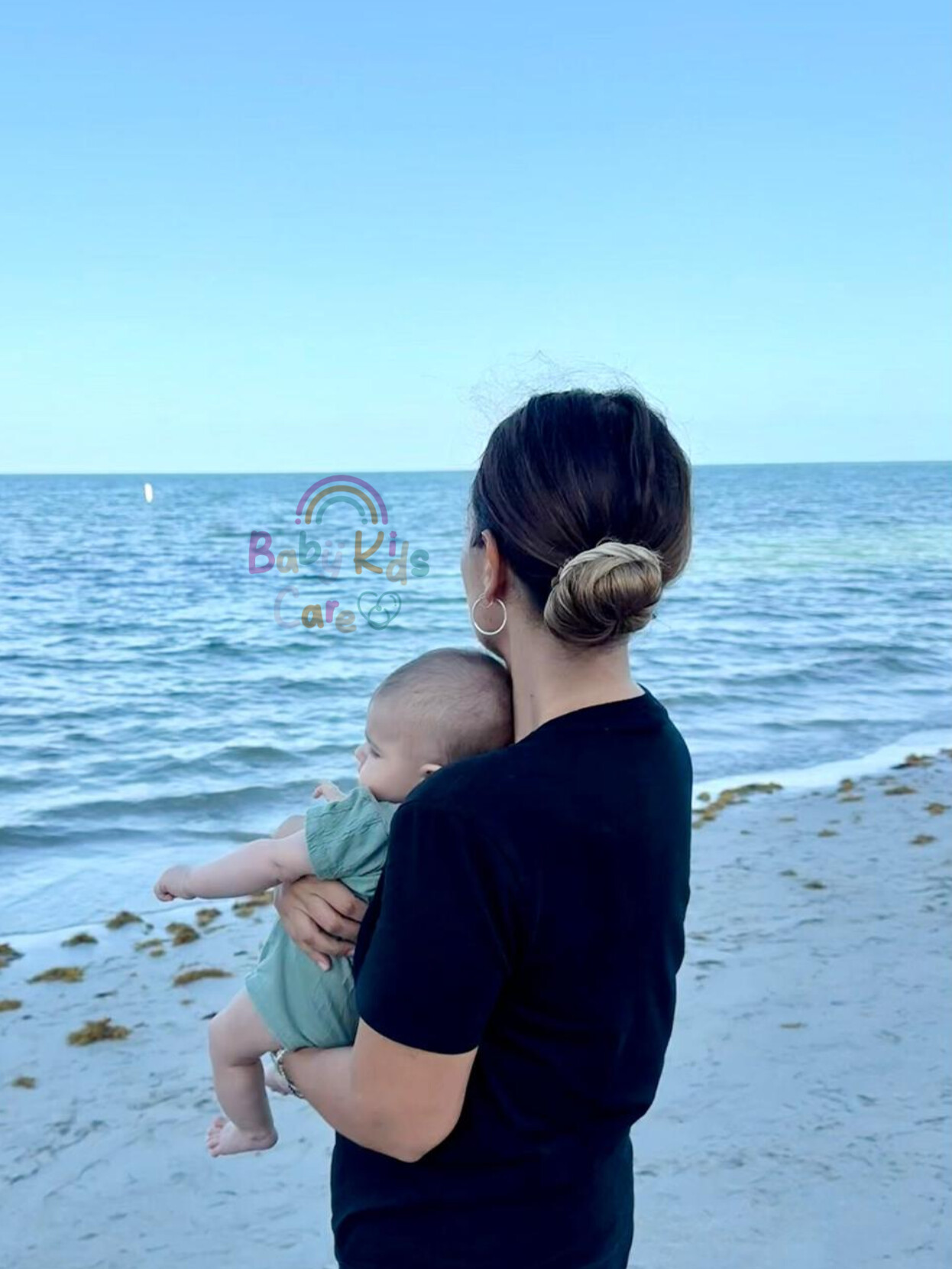 Bebé con cuidadora en el parque, cuidado infantil al aire libre